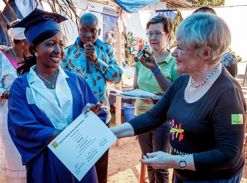 Sierra Leone_Valmistujaiset_Elisabeth Rehn ojentaa todistusta_Naisten Pankki_880px