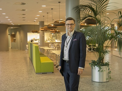 EY:n toimitusjohtaja Jaakko Hirvola uuden EY-talon aulassa.