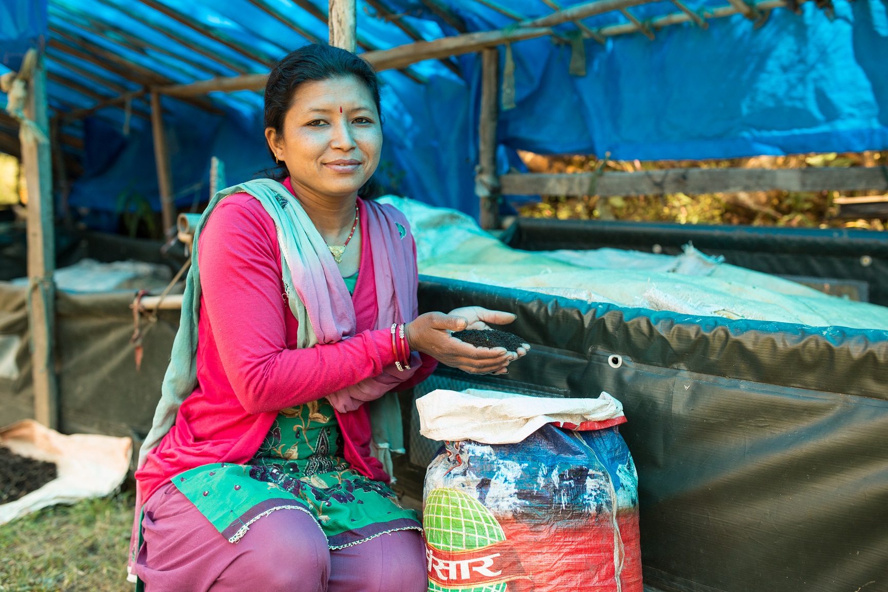 Aluksi kyläläiset ja jopa oma aviomies kritisoivat Laxmi Shresthan matokompostia. Nyt se tuo perheelle tuloja. Kuva: Ville Asikainen