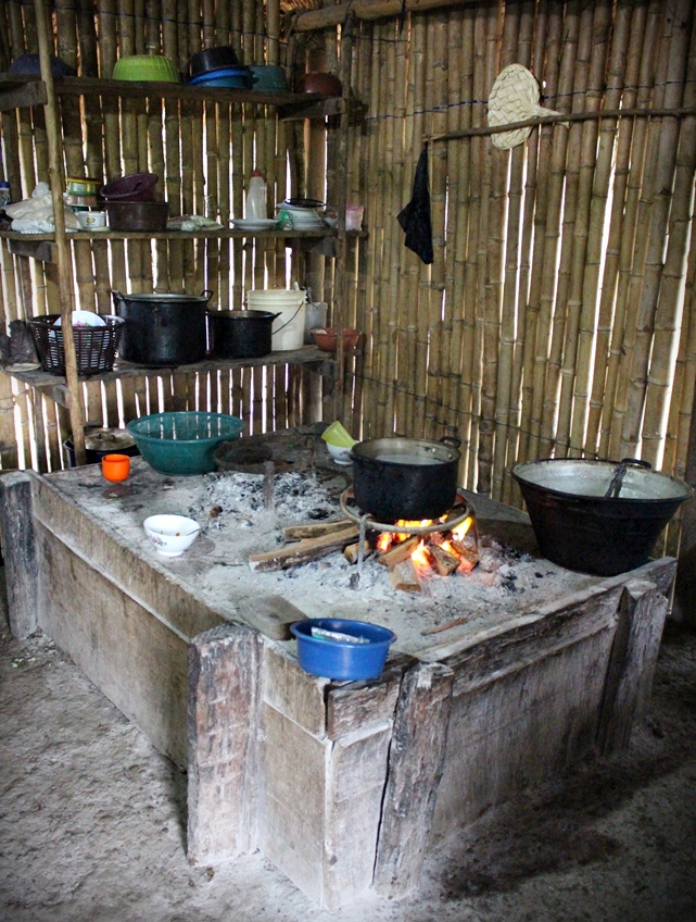 Guatemalainen kaakao kiehumassa Herlindan keittiössä. 