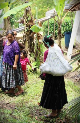 Maria kantaa pienokaistaan perinteiseen guatemalalaiseen mayatyyliin. 