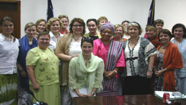 Joukko hymyileviä naisia seisoo ryhmäkuvassa