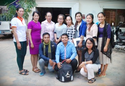 Yrittäjyyskoulutukseen osallistuneita CWCC:n työntekijöitä toimiston pihalla Siem Reapissa.