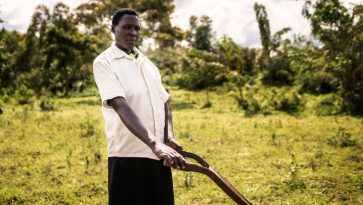 Ugandalainen Justina Nuwahereza elättää perheensä viljelemällä maata.