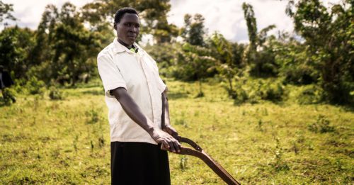 Ugandalainen Justina Nuwahereza elättää perheensä viljelemällä maata.