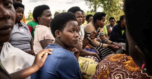 Afrikkalaiset naiset istuvat ringissä.
