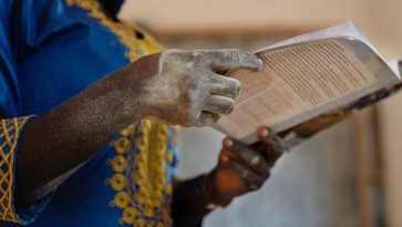 Lukutaidon opettaja Keski-Afrikan tasavallassa