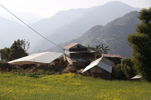 Nepalilainen vuoristomaisema ja muutama vuoristokylän talo