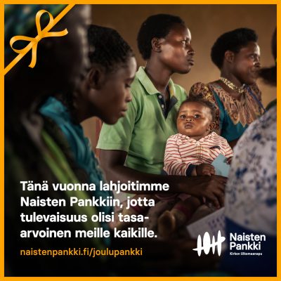 Joukko naisia istuu penkillä. Keskimmäisellä on sylissään kameraan katsova vauva. Reunuksilla juhlarusetti ja nauha.