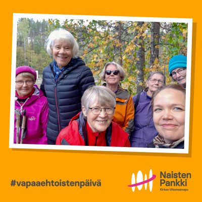 Seitsemän naista katsoo kameraan hymyille metsän keskellä.