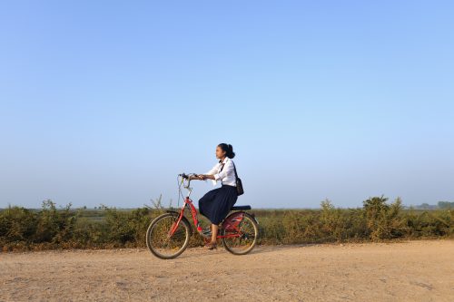 tyttö ajaa polkupyörällä