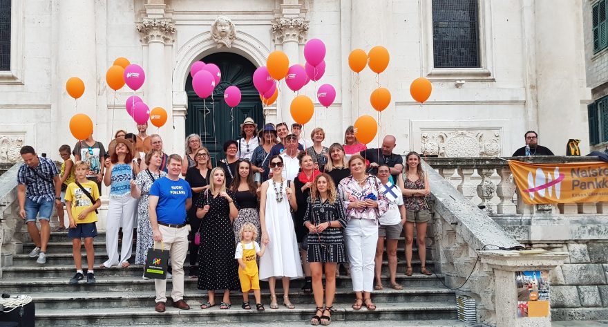 Yli 100 Naisten Pankin ystävää osallistui Dubrovnikissa kävelytempaukseen. Pinkit ja keltaiset ilmapallot värittivät iloista kävelyryhmää, kun se kiersi vanhaa kaupunkia.