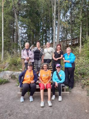 Mäntsälän naisyrittäjät olivat mukana tempaisemassa Naisten Pankin hyväksi kahdesti kampanjan aikana. Porukka kokoontui yhteiskuvaan kävelylenkin aikana.