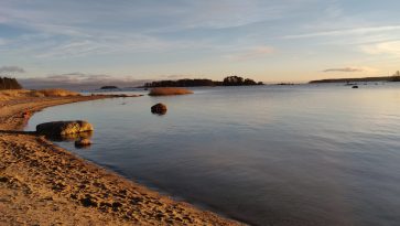 tyhjä hiekkranta, tyyni meri