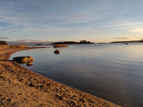 tyhjä hiekkranta, tyyni meri