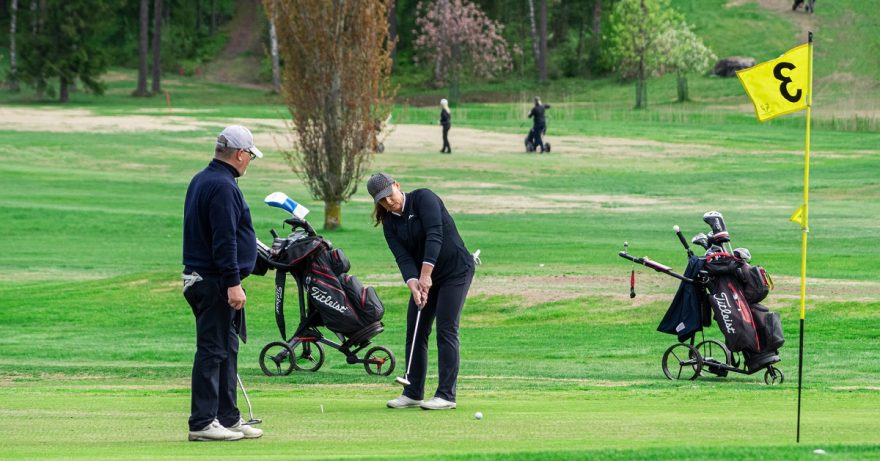 Pariskunta golfaamassa.