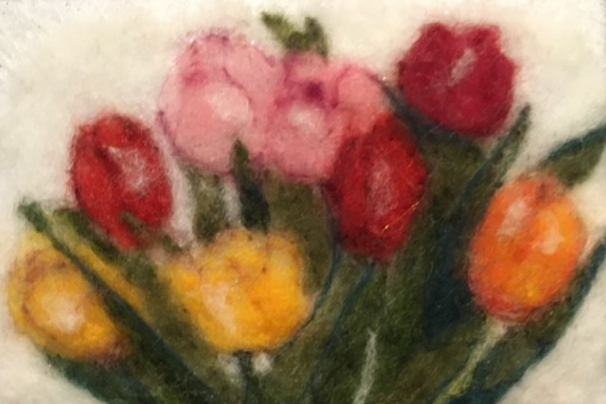 Huovutetulla kukkakoristeella päällystetty kortti