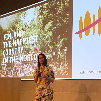 nainen seisoo yleisän edessä ja puhuu