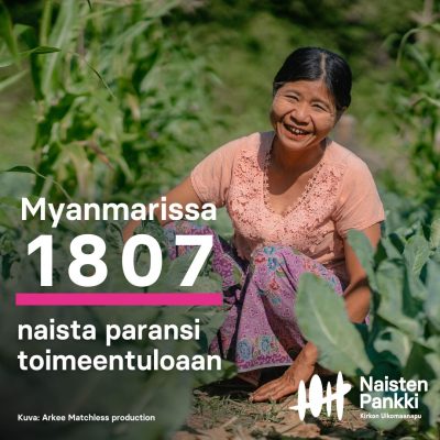 Nainen istuu kasvimaalla ja teksti Myanmarissa 1807 naista paransi toimeentuloaan