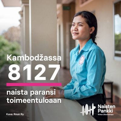 Nuori nainen nojaa kaiteeseen ja katsoo kaukaisuuteen. Teksti Kambodzassa 8127 naista paransi toimeentuloaan