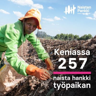 Nainen työskentelee jätteiden kierrätyksen parissa. Teksti 257 naista Keniassa hankki työpaikan