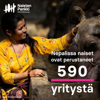 Kuva naisesta joka hymyilee ja koskettaa buffaloa. Teksti Nepalissa naiset pvat perustaneet 590 yritystä