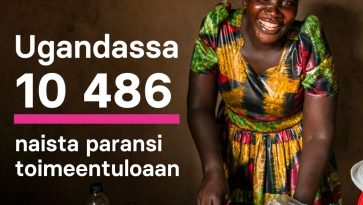 Nainen nojaa eteenpäin ja hymyilee kameraan. Teksti Ugandassa 10486 naista paransi toimeentuloaan.