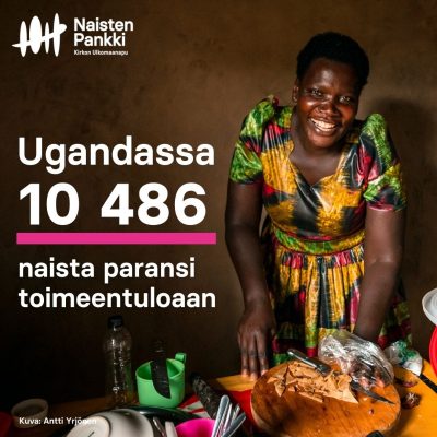 Nainen nojaa eteenpäin ja hymyilee kameraan. Teksti Ugandassa 10486 naista paransi toimeentuloaan.
