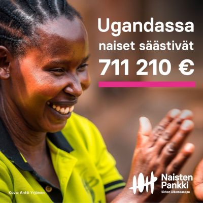 Nainen hymyilee ja taputtaa käsiään. Teksti Ugandassa naiset säästivät 711210 euroa