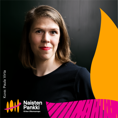 Nainen katsoo kameraan ja hymyilee. Kuvassa lukee Naisten Pankin podcast muutoksella on naisen kasvot Julia Thurén