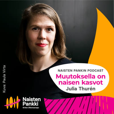 Nainen katsoo kameraan ja hymyilee. Kuvassa lukee Naisten Pankin podcast muutoksella on naisen kasvot Julia Thurén