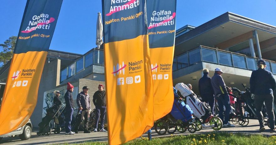 Kolme värikästä beach flag lippua.