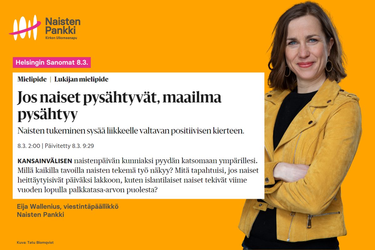 Nainen kädet puuskassa katsoo hymyille etuviistoon.