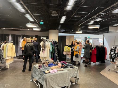 Kuva naistenvaatemyymälästä.