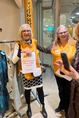 Kaksi naista Naisten Pankin oranssisissa keräysliiveissä.