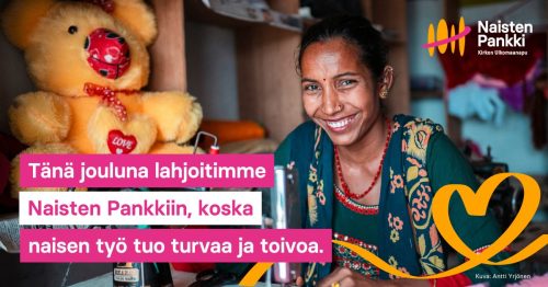 Nainen ompelukoneen ääressä. Kuvassa myös tekstiä ja sydännauha.
