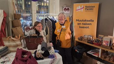 kaksi naista joulumyyjäiset