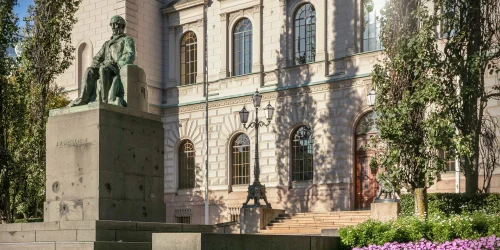 Suomen Pankin rakennuksen julkisivu ja Snellmanin patsas