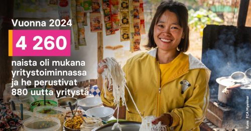 nainen keltaisessa paidassa pitää käsissään nuudeleita ja hymyilee