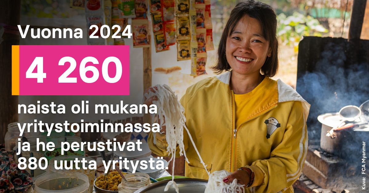 nainen keltaisessa paidassa pitää käsissään nuudeleita ja hymyilee