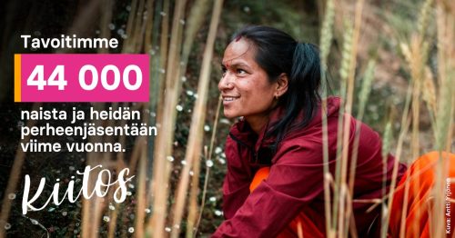 Nainen sivuasennossa viljapellolla.