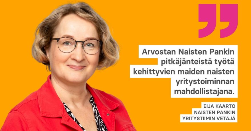 Silmälasipäinen nainen punaisessa takissa.