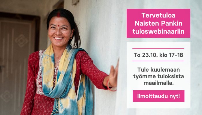 Nainen nojaa kädellään seinää vasten.