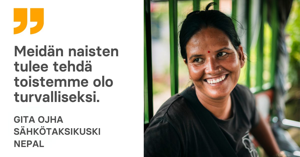 Nepalilainen nainen hymyilee.