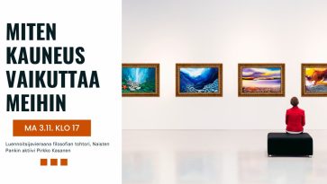 Nainen istuu selin taidenäyttelyssä