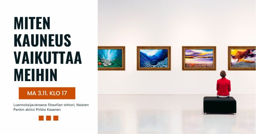 Nainen istuu selin taidenäyttelyssä
