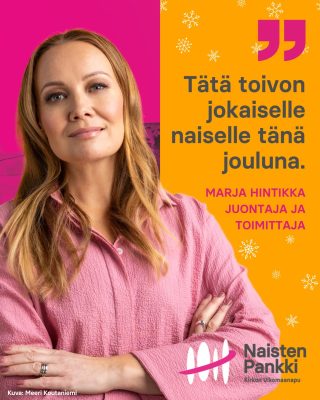 Nainen katsoo kameraan kädet puuskassa.