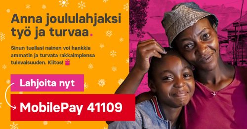 Nainen katsoo kameraan nuori tyttö kainalossaan ja molemmat hymyilevät