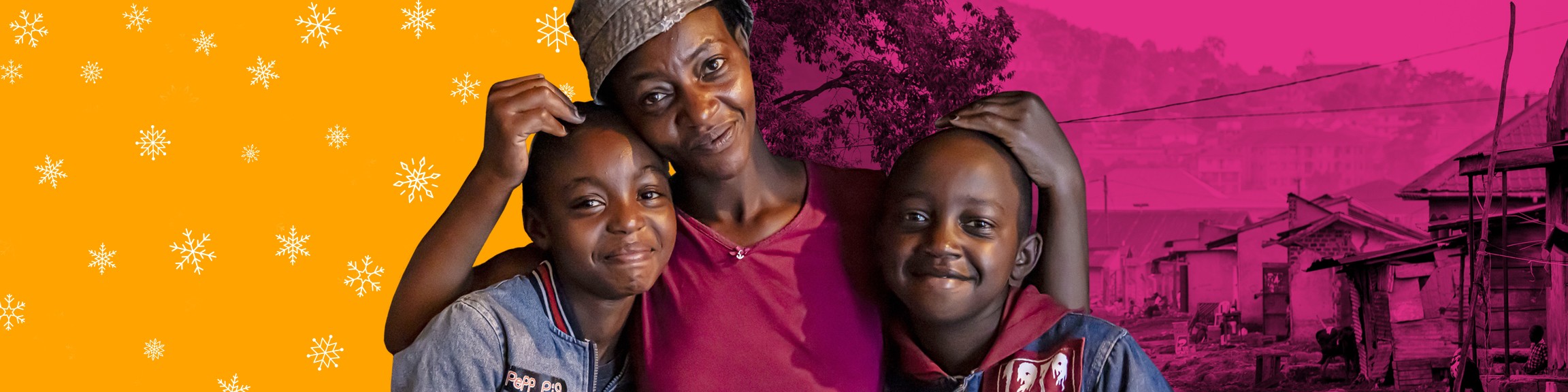 Nainen keskellä ja hänen ympärillään kaksi lasta, jotka hymyilevät ja katsovat kameraan.