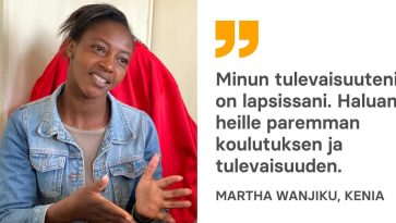 Nainen levittelee käsiään.